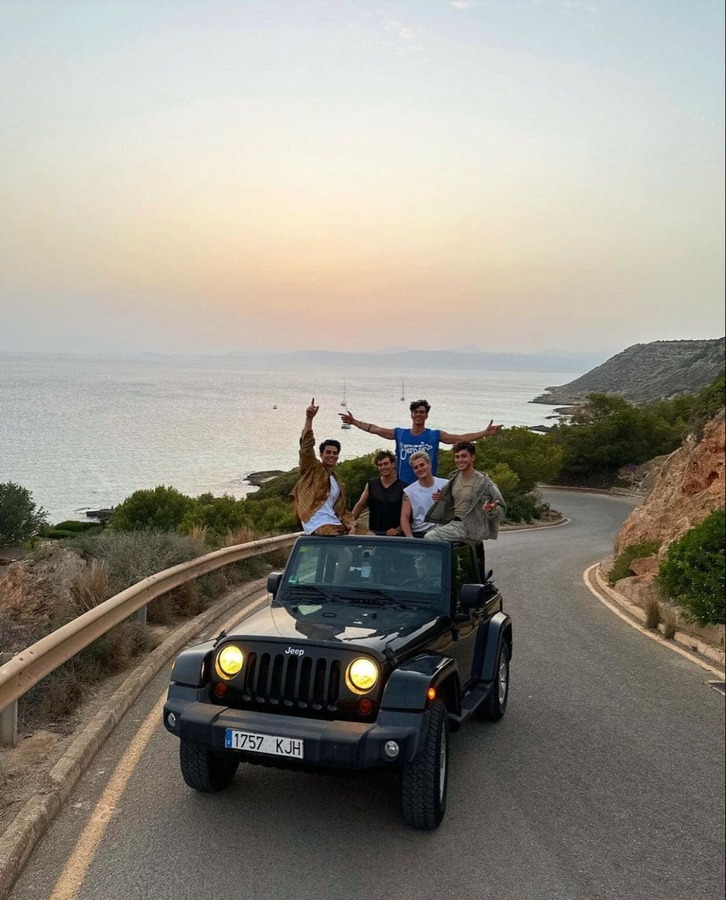 Viaje en carretera entre amigos durante una ruta en grupo