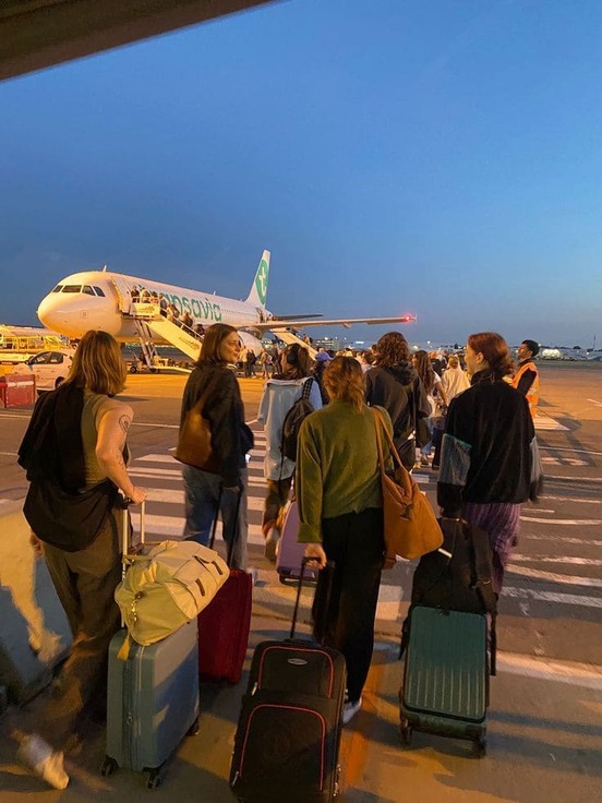 Amigas con maletas listas para iniciar viaje en grupo