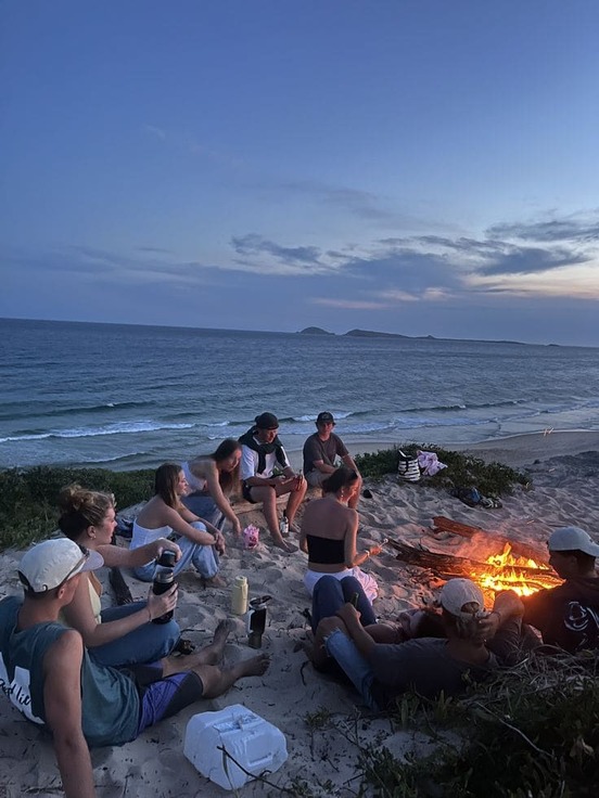Grupo de amigos disfrutando de una escapada en la playa