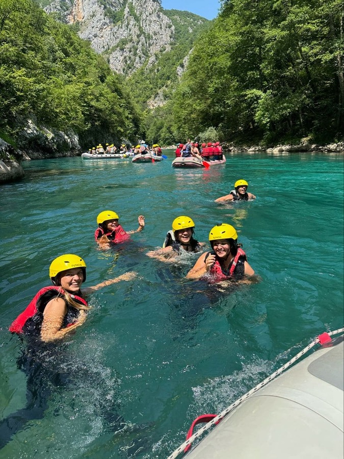 Grupo practicando rafting como actividad de viaje organizado