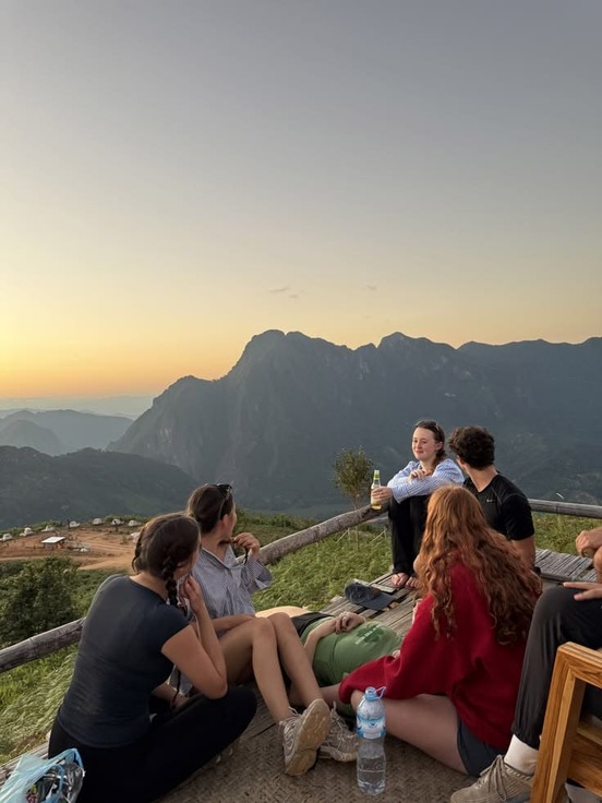 Grupo de chicas viendo amanecer durante una ruta